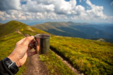 kahve ile dağlarda turist kupa. Carpat'ta Tatil