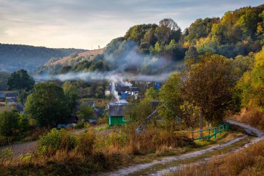 Sabahın erken saatlerinde, evlerin olduğu kırsal bir vadide. Ukrayna.