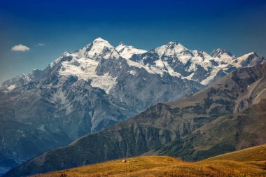 Kafkas Dağları Georgia ülkede. Güzel dağ la