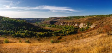 Dinyester üzerinde bir sonbahar gününde güzel bir kanyon. Ukrayna