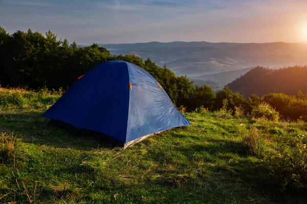 Bir turist çadırı ile güzel dağ manzara. Karpat mou