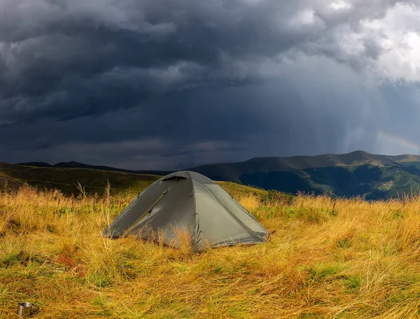 Bir turist te ile fırtınalı havalarda Güzel dağ manzara