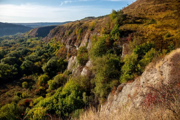 Gyönyörű kanyon egy őszi napon át a Dniester. Ukrajna — Stock Fotó