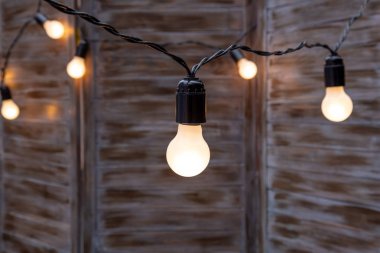 Ahşap arka plan üzerinde akkor ampul