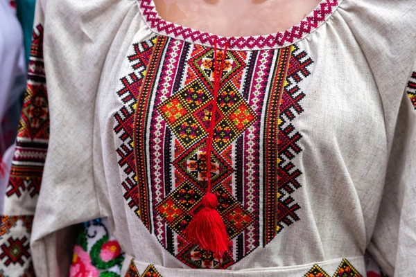 Традиційний Український одяг на параді Vyshyvanok. націоналістичними — стокове фото
