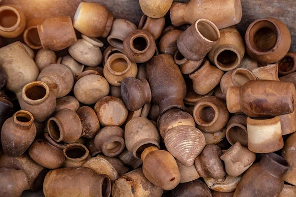 Piccole pentole di argilla ceramica fatte a mano . — Foto Stock