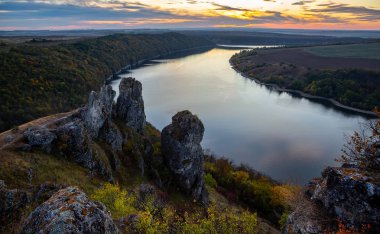 Dinyester Nehri 'nin yanındaki kanyonda. Ukrayna 'nın manzaraları.