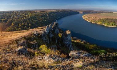 Dinyester Nehri 'nin yanındaki kanyonda. Ukrayna 'nın manzaraları.