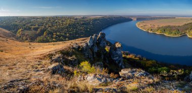 Dinyester Nehri 'nin yanındaki kanyonda. Ukrayna 'nın manzaraları.