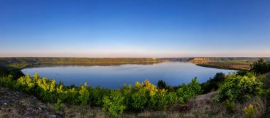 Güneşli bir günde nehrin üzerinde güzel bir manzara. Açık hava eğlencesi. Dinyester Büyük Kanyonu.