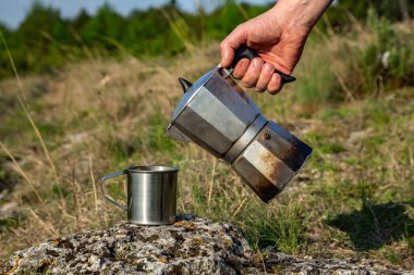 Metal bardak ve kahve makinesi. Kahve yapıyorum. Yaz kampında..