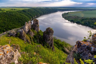 Dnister Nehri Kanyonu. dinlenmek için resim gibi manzaralar.