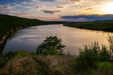 Dnister Nehri Kanyonu. Nehrin üzerinde ılık bir yaz akşamı.