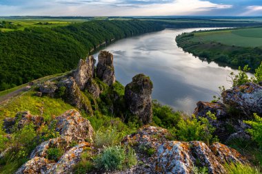 Dnister Nehri Kanyonu. dinlenmek için resim gibi manzaralar.