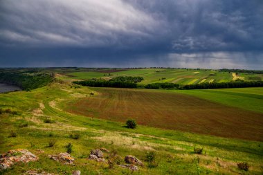 Dnister Nehri Kanyonu. Kötü hava ve fırtınalı gökyüzü.