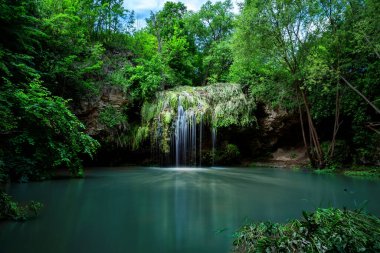 Yazın rahatlamak için gölü olan güzel bir şelale..