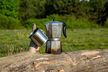 Metal bardak ve kahve makinesi. Kahve yapıyorum. Yaz kampında..