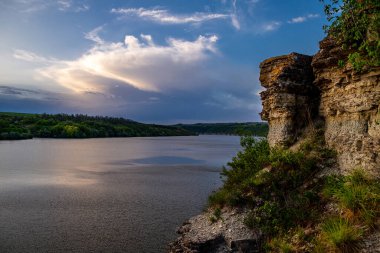 Dnister Nehri Kanyonu. Nehrin üzerinde ılık bir yaz akşamı.