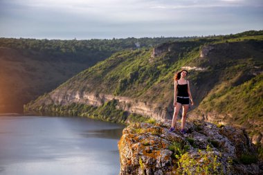 Nehirli bir kanyonun üzerinde sıcak bir yaz akşamı. Yazın Avrupa gezisi.
