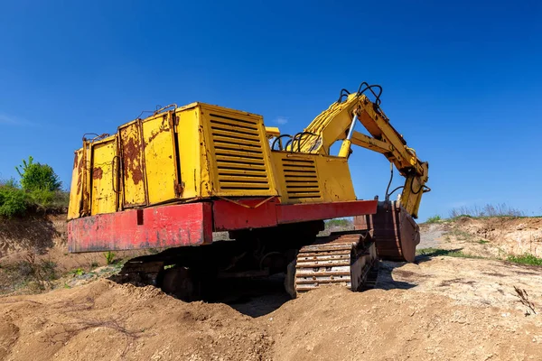 Excavadora Amarilla Durante Movimiento Tierras Cielo Abierto Sobre Fondo Azul —  Fotos de Stock