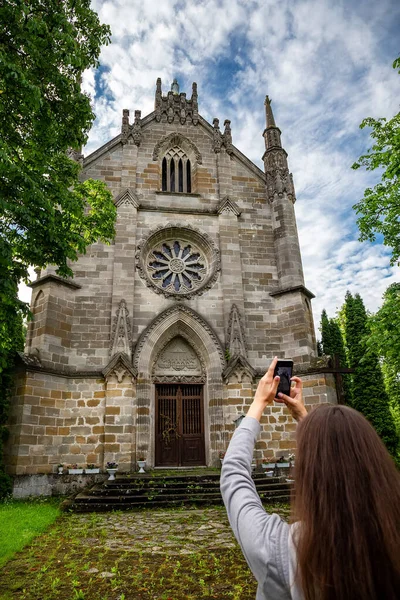 Gadis Cantik Dengan Telepon Latar Belakang Gereja Gothic Pariwisata Eropa — Stok Foto