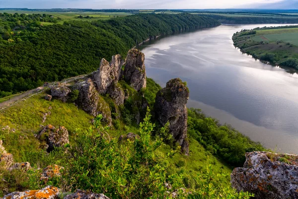 Dnister Nehri Kanyonu. dinlenmek için resim gibi manzaralar.