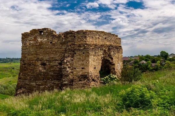 河上一座古堡的废墟 — 图库照片