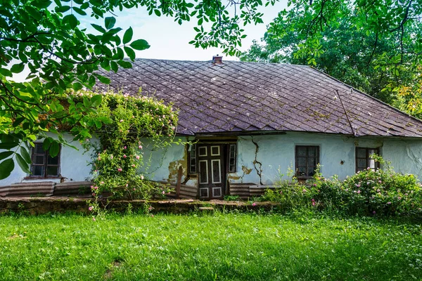 Opuszczony Stary Dom Wiosce — Zdjęcie stockowe