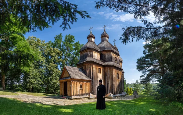 Det Zinkiv Ukraina Juli 2020 Präst Och Gammal Träkyrka Ukrainska — Stockfoto