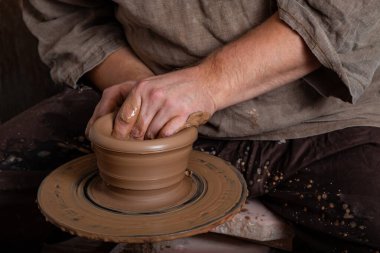 Yakından kilden bir kap oluşturuyorum. Eller kilden ürünler yapıyor. Potter iş başında..