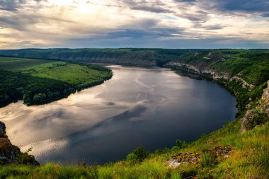 Nehirle birlikte kanyonun üzerinde güzel bir akşam. Yazın Avrupa gezisi.
