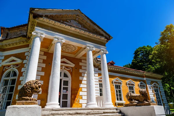 Samchiky 'de güzel ve resimli bir saray. Ukrayna 'dan Seyahat