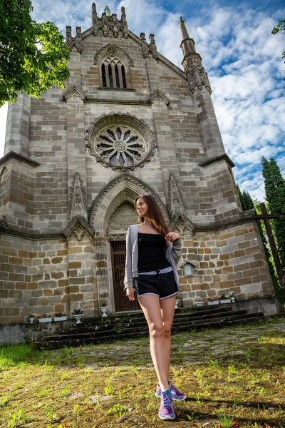 哥特式教堂背景上的漂亮姑娘 欧洲的旅游业 — 图库照片