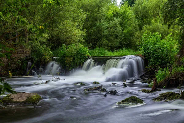 Terk Edilmiş Bir Ormanda Güzel Bir Şelale Bir Yaz Günü — Stok fotoğraf