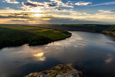 Nehirle birlikte kanyonun üzerinde güzel bir akşam. Yazın Avrupa gezisi.