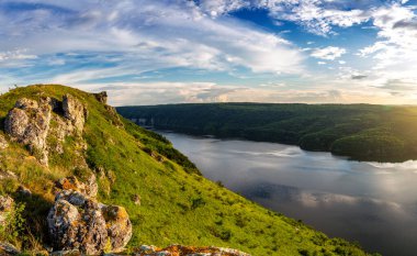 Nehirle birlikte kanyonun üzerinde güzel bir akşam. Yazın Avrupa gezisi.