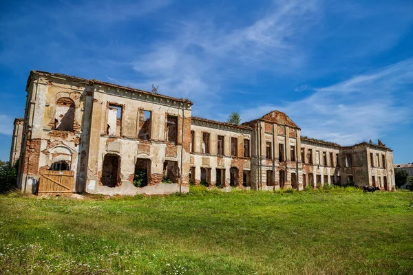 İzyaslav 'da terk edilmiş eski bir saray. Ukrayna