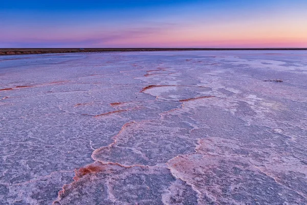 Tedavi için tuzlu suyu olan güzel pembe göller..