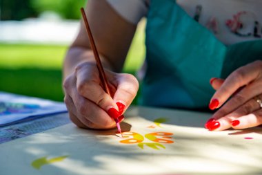 Erkekler. Ukrayna. 11 Temmuz 2020. Usta ressam resim yapıyor..