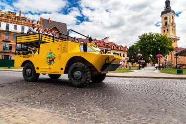 Kamyanets Podolsky. 1 Ağustos 2020. Yazın eski şehrin sokakları ve binaları.