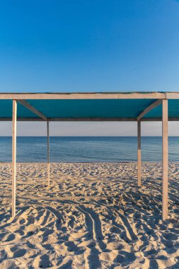 Deniz kenarındaki güzel kumlu sahil. Dzharylgach Adası.