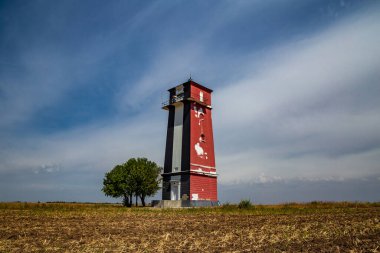 Tarladaki güzel, yalnız deniz feneri. Ukrayna bozkırı.