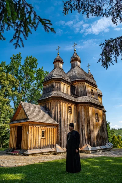 Зінків Український Липня 2020 Священик Стара Дерев Яна Церква Українському — стокове фото