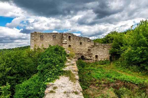 萨塔诺夫市一座美丽的废墟城堡 — 图库照片
