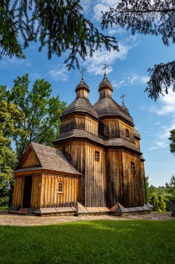 Ukrayna 'daki eski ahşap kilise. Ukrayna 'da Seyahat.