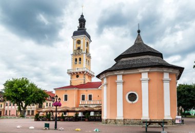 Kamyanets Podolsky. 1 Ağustos 2020. Yazın eski şehrin sokakları ve binaları.