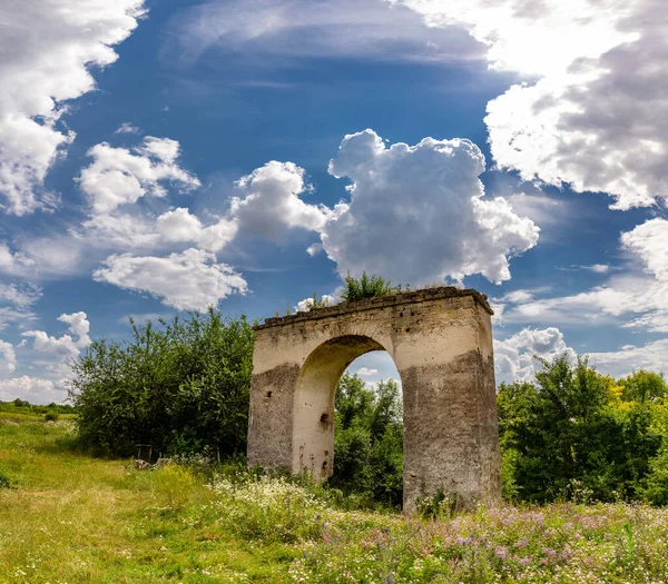 一个美丽的拱门在开放的天空下在城堡的领土上 — 图库照片