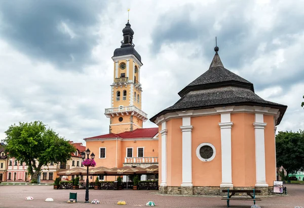 Kamyanets Podolsky. 1 Ağustos 2020. Yazın eski şehrin sokakları ve binaları.