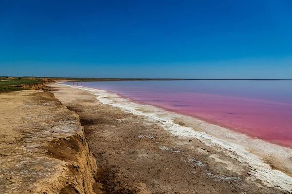 Tedavi için tuzlu suyu olan güzel pembe göller..