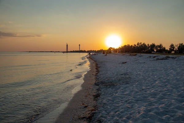 Deniz kenarındaki güzel kumlu sahil. Dzharylgach Adası.